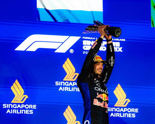 2026 Formula 1 Singapore Grand Prix - Podium MAX VERSTAPPEN 1 (NED) of Oracle Red Bull Racing (Red Bull Racing RB22) with the trophy on Sunday Race Day during the Formula 1 Singapore Airlines Singapore Grand Prix 2026 at Marina Bay Street Circuit, Singapore, on October 11, 2026. Photo by Antoine Lapeyre Reveries Agency via ABACAPRESS.COM Singapore Singapore Copyright: xAntoinexLapeyre ReveriesxAgency ABACAx