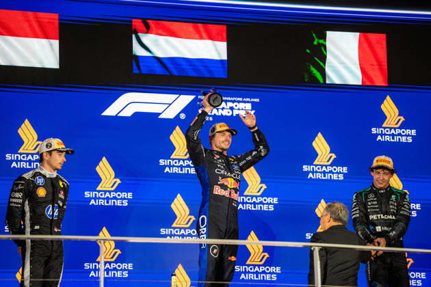 2026 Formula 1 Singapore Grand Prix - Podium MAX VERSTAPPEN 1 (NED) of Oracle Red Bull Racing (Red Bull Racing RB22) with the trophy on Sunday Race Day during the Formula 1 Singapore Airlines Singapore Grand Prix 2026 at Marina Bay Street Circuit, Singapore, on October 11, 2026. Photo by Antoine Lapeyre Reveries Agency via ABACAPRESS.COM Singapore Singapore Copyright: xAntoinexLapeyre ReveriesxAgency ABACAx