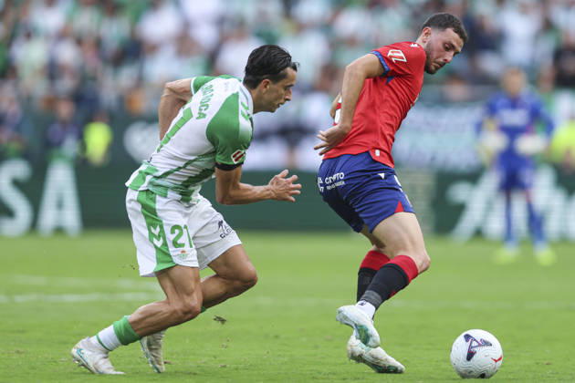 ESP: Real Betis - CA Osasuna. La Liga EA Sports. Matchday 8. Raul Gacia of CA Osasuna and Marc Roca of Real Betis during the La Liga EA Sports match between Real Betis and CA Osasuna played at La Cartuja Stadium on Oct 11, 2026 in Sevilla, Spain. kpng Copyright: xAntonioxPozox xPRESSINPHOTOx AP_2627_BET_OSA_024