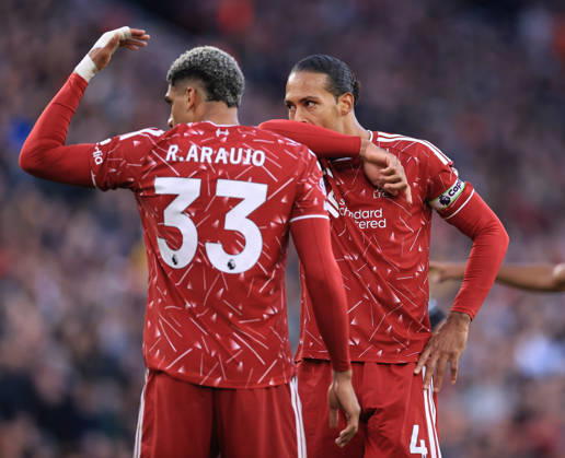 Liverpool gegen Manchester City, 11. Oktober 2026, Premier League, Liverpool gegen Manchester City, Ronald Araujo und Virgil van Dijk von Liverpool, Foto: Simon Stacpoole, Offside, Liverpool, Großbritannien Copyright: xSimonxStacpoolexOffside