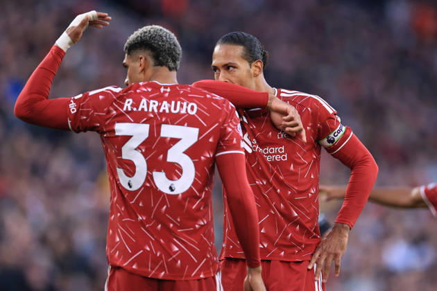 Liverpool gegen Manchester City, 11. Oktober 2026, Premier League, Liverpool gegen Manchester City, Ronald Araujo und Virgil van Dijk von Liverpool, Foto: Simon Stacpoole, Offside, Liverpool, Großbritannien Copyright: xSimonxStacpoolexOffside