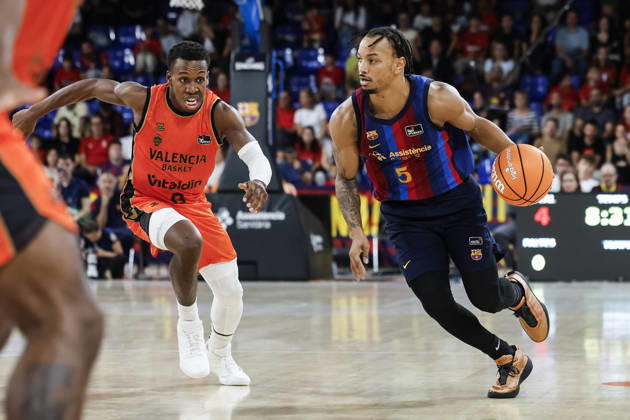 October 11, 2026, Barcelona, Barcelona, Spain: Juntin Robinson of FC Barcelona, Barca and Tj Shorts of Valencia Basket in action during the Spanish League, Liga ACB Endesa, basketball match played between FC Barcelona and Valencia Basket at Palau Blaugrana on October 11, 2026 in Barcelona, Spain. FC Barcelona V Valencia Basket - Liga ACB Endesa - ZUMAa181 20261011_zaa_a181_225 Copyright: xJavierxBorregox