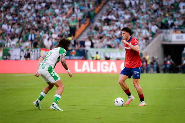 ESP LaLiga EA Sports Real Betis vs. CA Osasuna: Abel Bretones of Osasuna and Héctor Bellerín of Real Betis during the LaLiga EA Sports match between Real Betis and CA Osasuna, played at Benito Villamarín Stadium in Seville on October 11, 2026, in Spain. Spanish Soccer Copyright: xAgenciaxLOFx