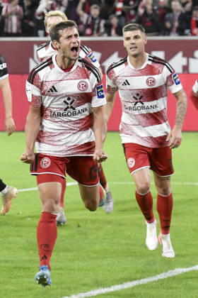Tim Oberdorf of Düsseldorf 15 celebrates with the team after scoring the 1-0 goal, 11 10 2026 ¢ Soccer ¢ Fortuna Düsseldorf vs. SC Verl, Merkur Spiel Arena, Düsseldorf, DFB and DFL regulations prohibit any use of photographs as image sequences and or quasi-video Copyright: xpepphotox xSaschaxWeizx pep00321, pep_20261011_sw