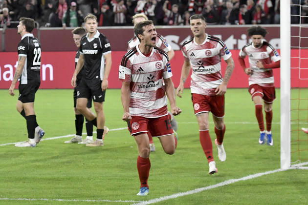 Tim Oberdorf of Düsseldorf 15 celebrates with the team after scoring the 1-0 goal, 11 10 2026 ¢ Soccer ¢ Fortuna Düsseldorf vs. SC Verl, Merkur Spiel Arena, Düsseldorf, DFB and DFL regulations prohibit any use of photographs as image sequences and or quasi-video Copyright: xpepphotox xSaschaxWeizx pep00321, pep_20261011_sw