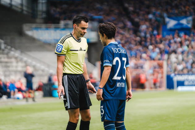 Bochum, Germany, October 11, 2026, 2nd Bundesliga 2026–2027, Matchday 7: VfL Bochum 1848 vs. DSC Arminia Bielefeld. Pictured from left: Referee Konrad Oldhafer in discussion with VfL Bochum player Koji Miyoshi. BOC DFL and DFB regulations prohibit any use of photographs as image sequences and or quasi-video. Vonovia Ruhrstadion, North Rhine-Westphalia Copyright: xFotostandx xGraebex
