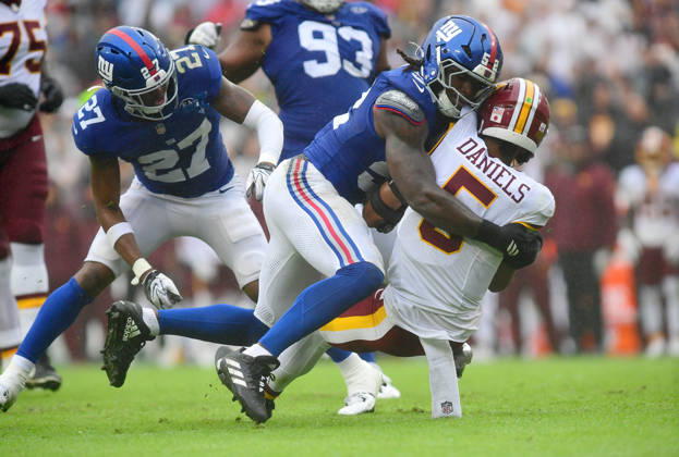 LANDOVER, MD - OCTOBER 11: Giants linebacker Arvell Reese (52) tackles Commanders quarterback Jayden Daniels (5) at the end of a quarterback run up the middle during the New York Giants versus Washington Commanders National Football League game at Northwest Stadium on October 11, 2026 in Landover, MD. (Photo by Randy Litzinger Icon Sportswire) NFL, American Football Herren, USA OCT 11 Giants at Commanders EDITORIAL USE ONLY Icon9662610110577