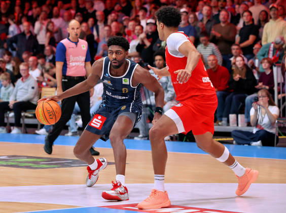 v l Carlos Carter, Eisbären Bremerhaven 06; Maximillian Begue, RheinStars Cologne 09 GER; RheinStars Cologne vs. Eisbären Bremerhaven; Basketball; ProA; Matchday 4; 2026–2027 season; October 11, 2026 GER, RheinStars Cologne vs. Eisbaeren Bremerhaven, Basketball, ProA, Matchday 4, 2026–2027 season, October 11, 2026 RheinStars Cologne Copyright: xEibner-Pressefoto ThomasxStoeckerx EP_TSR
