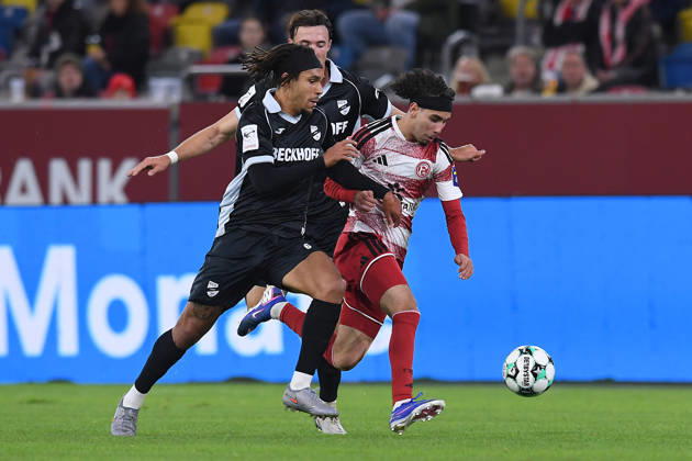 Soccer, 3rd Division, Matchday 8: Fortuna Düsseldorf vs. SC Verl on October 11, 2026, at the Merkur Spiel Arena in Düsseldorf. Joshua Eze (Verl), left; Anas Slimani (Düsseldorf), right. DFB regulations prohibit any use of photographs as image sequences and or quasi-video. xRx