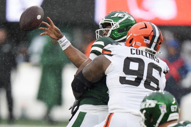 Oct 11, 2026; East Rutherford, NJ, USA; New York Jets quarterback Geno Smith (7) tries to toss the ball while under pressure by Cleveland Browns defensive tackle Maliek Collins (96) during an NFL, American Football Herren, USA game at MetLife Stadium. Mandatory Credit: -Cal Media NFL 2026: Browns Vs Jets OCT 11 - ZUMAc04_ 20261011_zma_c04_055 Copyright: xChrisxSzagolax
