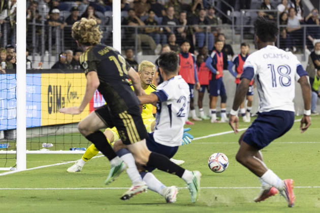 October 10, 2026, Los Angeles, California, USA: Vancouver Whitecaps goalkeeper Yohei Takaoka (1) defends against Los Angeles FC left midfielder Jacob Shaffelburg (18) during a MLS, Fussball Herren, USA soccer game on Saturday, Oct. 10, 2026 in Los Angeles. Los Angeles USA - ZUMAc68_ 20261010_zaf_c68_096 Copyright: xRingoxChiux