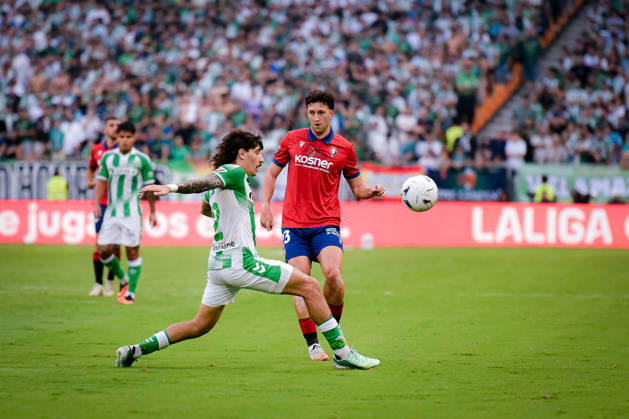 ESP LaLiga EA Sports Real Betis vs. CA Osasuna: Abel Bretones of Osasuna and Héctor Bellerín of Real Betis during the LaLiga EA Sports match between Real Betis and CA Osasuna, played at Benito Villamarín Stadium in Seville on October 11, 2026, in Spain. Spanish Soccer Copyright: xAgenciaxLOFx