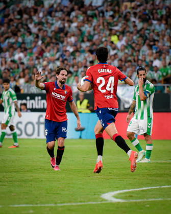 ESP LaLiga EA Sports Real Betis vs. CA Osasuna: Raúl García of Osasuna scores a goal, and Alejandro Catena of Osasuna assists and celebrates during the LaLiga EA Sports match between Real Betis and CA Osasuna played at Benito Villamarín Stadium, Seville on October 11, 2026, in Spain. Spanish Soccer Copyright: xAgenciaxLOFx