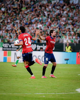 ESP LaLiga EA Sports Real Betis vs. CA Osasuna: Raúl García of Osasuna scores a goal, and Alejandro Catena of Osasuna assists and celebrates during the LaLiga EA Sports match between Real Betis and CA Osasuna played at Benito Villamarín Stadium, Seville on October 11, 2026, in Spain. Spanish Soccer Copyright: xAgenciaxLOFx
