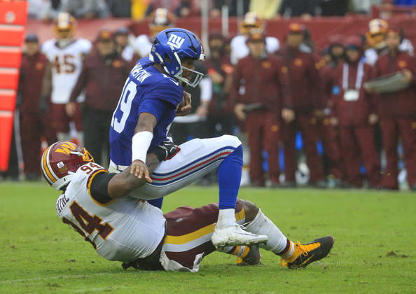 October 11, 2026: New York Giants QB 19 Jameis Winston is sacked by Washington Commanders NT 94 Daron Payne during the Washington Commanders game against the New York Giants at Northwest Stadium in Landover, MD. CSM NFL, American Football Herren, USA 2026: Washington Commanders Vs New York Giants OCT 11 - ZUMAc04_ 20261011_zma_c04_059 Copyright: xJustinxCooperx