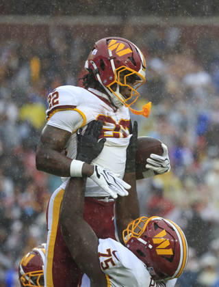 October 11, 2026: Washington Commanders RB 22 Jacory Croskey-Merritt is hoisted in celebration by Washington Commanders G 75 Chris Paul after a touchdown during the Washington Commanders game against the New York Giants at Northwest Stadium in Landover, MD. CSM NFL, American Football Herren, USA 2026: Washington Commanders Vs New York Giants OCT 11 - ZUMAc04_ 20261011_zma_c04_066 Copyright: xJustinxCooperx