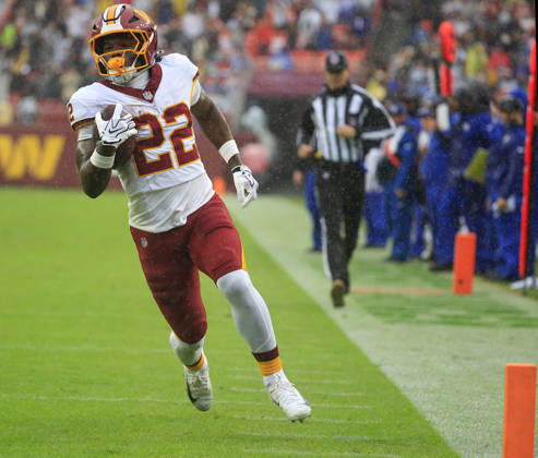 October 11, 2026: Washington Commanders RB 22 Jacory Croskey-Merritt runs for a touchdown during the Washington Commanders game against the New York Giants at Northwest Stadium in Landover, MD. CSM NFL, American Football Herren, USA 2026: Washington Commanders Vs New York Giants OCT 11 - ZUMAc04_ 20261011_zma_c04_067 Copyright: xJustinxCooperx