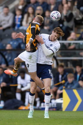Hull City v Everton Premier League Oliver McBurnie of Hull City in an aerial challenge with Jake O Brien of Everton during the Premier League match between Hull City and Everton at the MKM Stadium, Hull. 11 10 2026 UK Newspapers OUT Copyright: xMattxWilkinsonx FIL-24041-0179