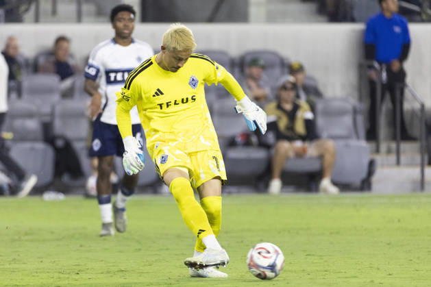 October 10, 2026, Los Angeles, California, USA: Vancouver Whitecaps goalkeeper Yohei Takaoka (1) in actions against the Los Angeles FC during a MLS, Fussball Herren, USA soccer game on Saturday, Oct. 10, 2026 in Los Angeles. Los Angeles USA - ZUMAc68_ 20261010_zaf_c68_085 Copyright: xRingoxChiux
