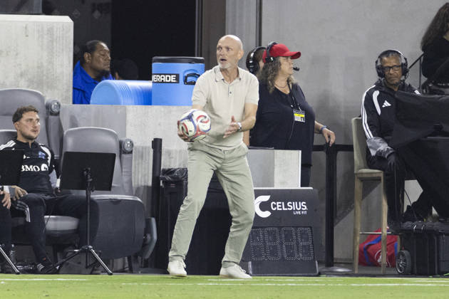 October 10, 2026, Los Angeles, California, USA: Vancouver Whitecaps head coach Jesper Sorensen holds a ball during a MLS, Fussball Herren, USA soccer game against the Los Angeles FC on Saturday, Oct. 10, 2026 in Los Angeles. Los Angeles USA - ZUMAc68_ 20261010_zaf_c68_087 Copyright: xRingoxChiux