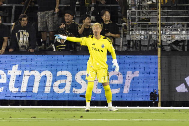 October 10, 2026, Los Angeles, California, USA: Vancouver Whitecaps goalkeeper Yohei Takaoka (1) directs against the Los Angeles FC during a MLS, Fussball Herren, USA soccer game on Saturday, Oct. 10, 2026 in Los Angeles. Los Angeles USA - ZUMAc68_ 20261010_zaf_c68_090 Copyright: xRingoxChiux