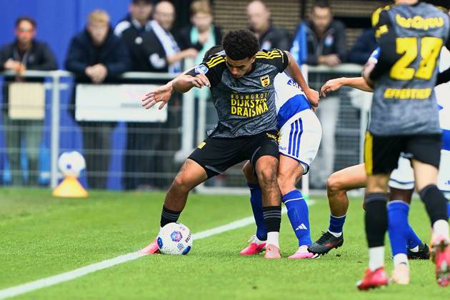 2026-10-11 VriendenLoterij Eredivisie: PEC Zwolle v SC Cambuur ZWOLLE, NETHERLANDS - OCTOBER 11: Rafik El Arguioui of SC Cambuur and Nick Viergever of PEC Zwolle during the VriendenLoterij Eredivisie match between PEC Zwolle and SC Cambuur at Mac3Park Stadion on October 11, 2026 in Zwolle, Netherlands. Zwolle Mac3Park Stadion Netherlands Content not available for redistribution in The Netherlands directly or indirectly through any third parties. Copyright: xAndrexWeeningx