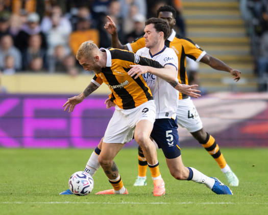 Hull City v Everton Premier League Oliver McBurnie of Hull City holds off Michael Keane of Everton during the Premier League match between Hull City and Everton at the MKM Stadium, Hull. 11 10 2026 UK Newspapers OUT Copyright: xMattxWilkinsonx FIL-24041-0208