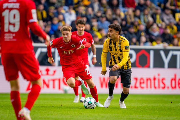 Niklas Swider, FC Viktoria Cologne, 20, vs. Mehdi Loune, Alemannia Aachen, 10; TSV Alemannia Aachen vs. FC Viktoria Cologne, soccer, 3rd Division, Matchday 8, 2026–2027 season, October 11, 2026 DFB regulations prohibit any use of photographs as image sequences and or quasi-video TSV Alemannia Aachen vs. FC Viktoria Cologne, soccer, 3. Liga, Matchday 8, 2026–2027 season, October 11, 2026, Aachen Copyright: xEibner-Pressefoto J.xDerondeaux EP_JDU