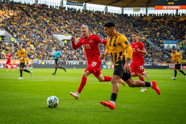 Mehdi Loune, Alemannia Aachen, 10, and Meiko Sponsel, FC Viktoria Cologne, 19; TSV Alemannia Aachen vs. FC Viktoria Cologne, soccer, 3rd Division, Matchday 8, 2026–2027 season, October 11, 2026 DFB regulations prohibit any use of photographs as image sequences and or quasi-video TSV Alemannia Aachen vs. FC Viktoria Cologne, soccer, 3rd Division, Matchday 8, 2026–2027 season, October 11, 2026, Aachen Copyright: xEibner-Pressefoto J.xDerondeaux EP_JDU