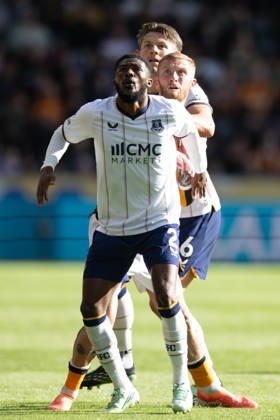 Hull City v Everton Premier League Oliver McBurnie of Hull City (centre) clashes with Everton players during the Premier League match between Hull City and Everton at the MKM Stadium, Hull. 11 10 2026 UK Newspapers OUT Copyright: xMattxWilkinsonx FIL-24041-0216
