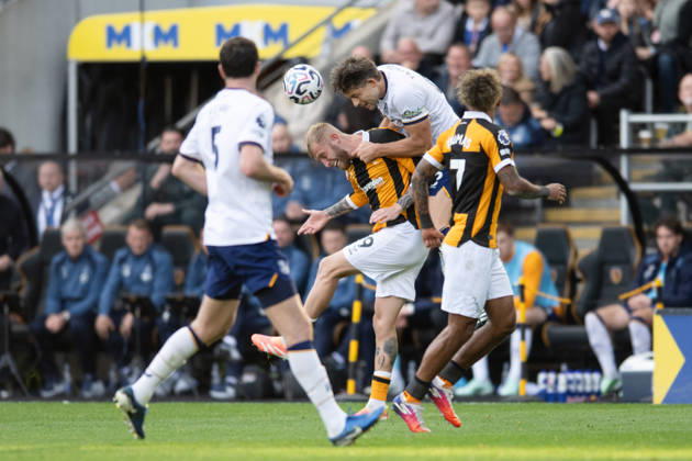 Hull City v Everton Premier League Oliver McBurnie of Hull City in an aerial challenge with James Tarkowski of Everton during the Premier League match between Hull City and Everton at the MKM Stadium, Hull. 11 10 2026 UK Newspapers OUT Copyright: xMattxWilkinsonx FIL-24041-0221
