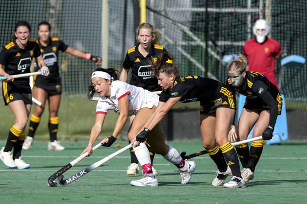 From left: Antonia Landgrebe TSVMH, 16, Isabel von Gersum HTHC, 55, Carolin Hoffmann HTHC, 26, one-on-one, game scene, duel, tackle, tackling, dynamics, action, 11 10 2026, Mannheim, Germany, hockey, 1st Bundesliga, women’s, TSV Mannheim Harvestehuder THC xozx