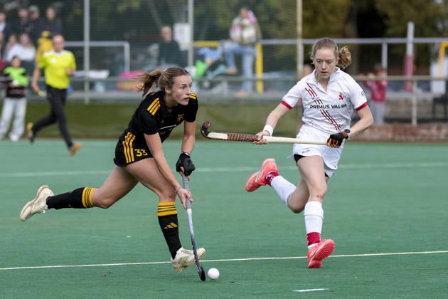 From left: Katharina Kiefer (HTHC), 33, Kayla de Wall (TSVMH), 7, tackle, game play, duel, tackle, tackling, dynamics, action, 11 10 2026, Mannheim, Germany, hockey, 1st Bundesliga, women’s, TSV Mannheim Harvestehuder THC xozx