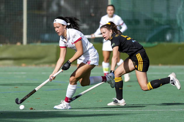 From left: Antonia Landgrebe TSVMH, 16, Isabel von Gersum HTHC, 55, one-on-one, game play, duel, tackle, tackling, dynamics, action, 11 10 2026, Mannheim, Germany, hockey, 1st Bundesliga, women’s, TSV Mannheim Harvestehuder THC xozx