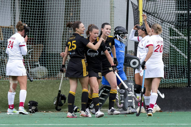 From left: Albane Garot (HTHC), 25; goal scorer Emilia (Landshut HTHC), 5; Romy Riede (HTHC), 22; players from Harvestehuder THC (HTHC) celebrate the goal that tied the score at 1-1, Celebration, goal celebration, scoring a goal, celebrate the goal, goal, celebration, celebrating the goal, joy, happiness, happy, optimistic, positive, game scene, highlight, action, 11 10 2026, Mannheim, Germany, hockey, 1st Bundesliga, women’s, TSV Mannheim Harvestehuder THC xozx