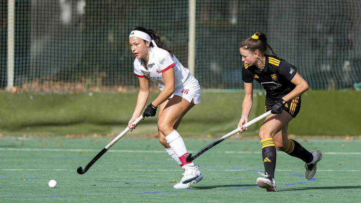 From left: Antonia Landgrebe TSVMH, 16, Isabel von Gersum HTHC, 55, one-on-one, game play, duel, tackle, tackling, dynamics, action, 11 10 2026, Mannheim, Germany, hockey, 1st Bundesliga, women’s, TSV Mannheim Harvestehuder THC xozx