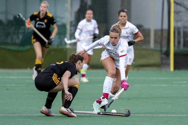 From left: Albane Garot (HTHC), 25, Marie Neumann (TSVMH), 24, head-to-head battle, game action, duel, tackle, tackling, dynamic, action, 11 10 2026, Mannheim, Germany, hockey, 1st Bundesliga, women s, TSV Mannheim Harvestehuder THC xozx