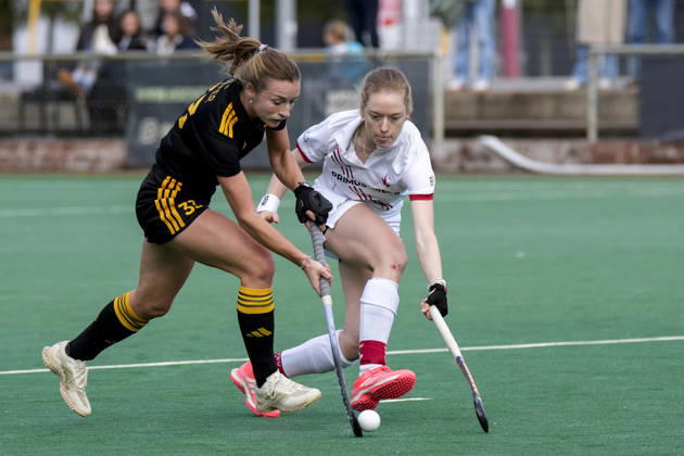 From left: Katharina Kiefer (HTHC), 33, Kayla de Wall (TSVMH), 7, tackle, game play, duel, tackle, tackling, dynamics, action, 11 10 2026, Mannheim, Germany, hockey, 1st Bundesliga, women’s, TSV Mannheim Harvestehuder THC xozx