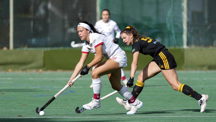 From left: Antonia Landgrebe TSVMH, 16, Isabel von Gersum HTHC, 55, one-on-one, game play, duel, tackle, tackling, dynamics, action, 11 10 2026, Mannheim, Germany, hockey, 1st Bundesliga, women’s, TSV Mannheim Harvestehuder THC xozx