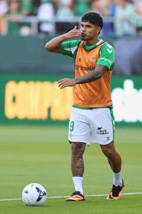 Real Betis and CA Osasuna - LaLiga EA Sports SEVILLA, SPAIN - OCTOBER 11: Cucho Hernandez of Real Betis warms up prior the LaLiga EA Sports 2026 27 match between Real Betis and CA Osasuna at La Cartuja Stadium on October 11, 2026 in Sevilla, Spain. (Photo by Rafael Roman Photo Players Images Magara Press) Sevilla La Cartuja Stadium Spain Copyright: xRafaelxRomanx