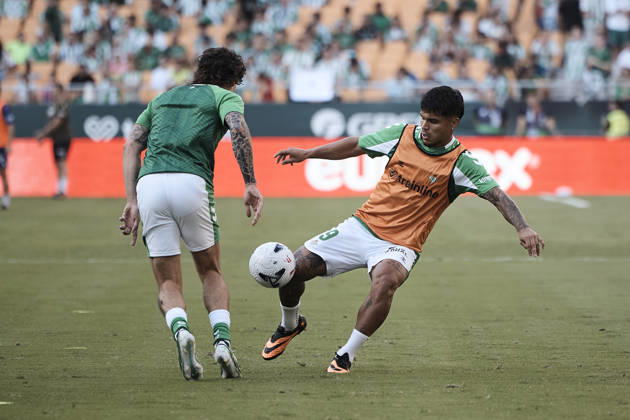 Real Betis and CA Osasuna - LaLiga EA Sports SEVILLA, SPAIN - OCTOBER 11: Cucho Hernandez of Real Betis warms up prior the LaLiga EA Sports 2026 27 match between Real Betis and CA Osasuna at La Cartuja Stadium on October 11, 2026 in Sevilla, Spain. (Photo by Rafael Roman Photo Players Images Magara Press) Sevilla La Cartuja Stadium Spain Copyright: xRafaelxRomanx