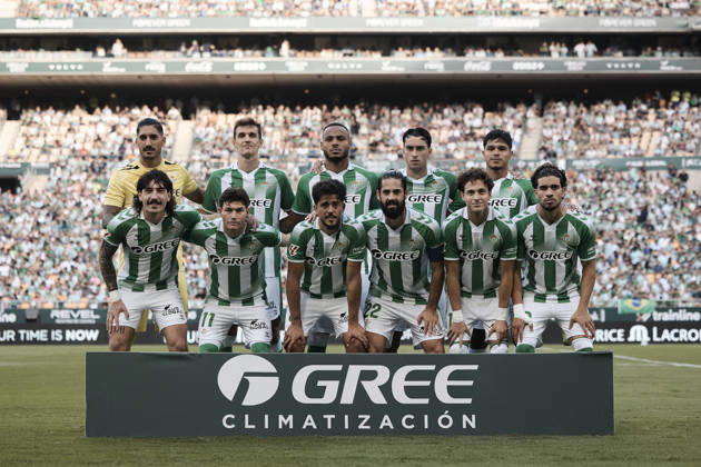 Real Betis and CA Osasuna - LaLiga EA Sports SEVILLA, SPAIN - OCTOBER 11: The Real Betis team line up, Mannschaftsbild, Totale for a photo prior to kick off the LaLiga EA Sports 2026 27 match between Real Betis and CA Osasuna at La Cartuja Stadium on October 11, 2026 in Sevilla, Spain. (Photo by Rafael Roman Photo Players Images Magara Press) Sevilla La Cartuja Stadium Spain Copyright: xRafaelxRomanx