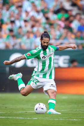 Real Betis and CA Osasuna - LaLiga EA Sports SEVILLA, SPAIN - OCTOBER 11: Francisco Alarcon Isco of Real Betis passes the ball during the LaLiga EA Sports 2026 27 match between Real Betis and CA Osasuna at La Cartuja Stadium on October 11, 2026 in Sevilla, Spain. (Photo by Rafael Roman Photo Players Images Magara Press) Sevilla La Cartuja Stadium Spain Copyright: xRafaelxRomanx