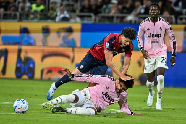 IPA89566286 - Alessandro Romano of Cagliari Calcio, Weston McKennie of Juventus FC, yellow card during the Cagliari Calcio vs. Juventus FC Italian Serie A soccer match in Cagliari, Italy, October 11, 2026 Copyright: xLuigixCanu IPAxSportx xx IPA89566286