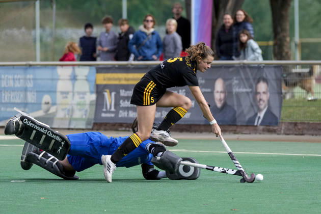 From left: Jana Martinez, goalkeeper, TSVMH, 29; Emilia Landshut, HTHC, 5; tackle, game play, duel, tackle, tackling, dynamics, action, penalty shootout, penalty shootout, shootout, decision, 11 10 2026, Mannheim, Germany, hockey, 1st Bundesliga, women, TSV Mannheim Harvestehuder THC xozx
