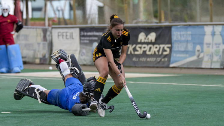 From left: Jana Martinez, goalkeeper, TSVMH, 29, lets the puck past Isabel von Gersum, HTHC, 55, scoring the goal that sets the final score at 11–12. n P, goal, scoring, highlight, action, play, penalty shootout, penalty shootout, shootout, decision, one-on-one, game scene, duel, tackle, tackling, dynamic play, 11–10, 2026, Mannheim, Germany, hockey, 1st Bundesliga, women’s, TSV Mannheim Harvestehuder THC xozx