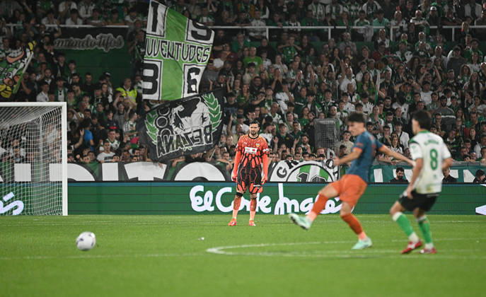ESP LaLiga EA Sports: Racing Santander vs. Valencia CF. Stole Dimitrievski of Valencia CF during the LaLiga EA Sports match between Racing Santander and Valencia CF, played at Campos de Sport de El Sardinero Stadium in Cantabria on October 11, 2026, in Spain. Spanish Soccer Copyright: xAgenciaxLOFx