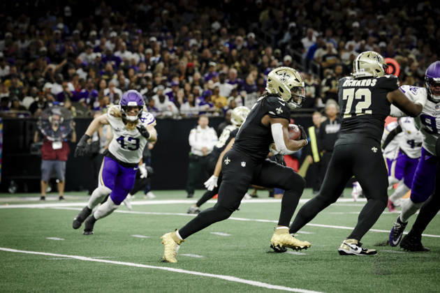 NEW ORLEANS, LA - OCTOBER 11: Kendre Miller 5 of the New Orleans Saints runs against the Minnesota Vikings during the first half of a game at Caesars Superdome on October 11, 2026, in New Orleans, Louisiana. (Photo by Derick Hingle Icon Sportswire) NFL, American Football Herren, USA OCT 11 Vikings at Saints EDITORIAL USE ONLY Icon126261011009