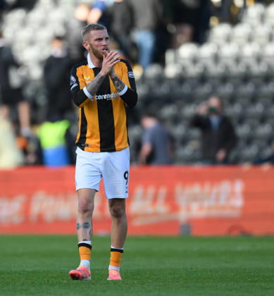Hull City v Everton Premier League Hull City s Oli McBurnie applauds their fans at full time during the Premier League match at the MKM Stadium, Hull 11 10 2026 UK Newspapers OUT Copyright: xDanielxHamburyx FIL-24042-0212