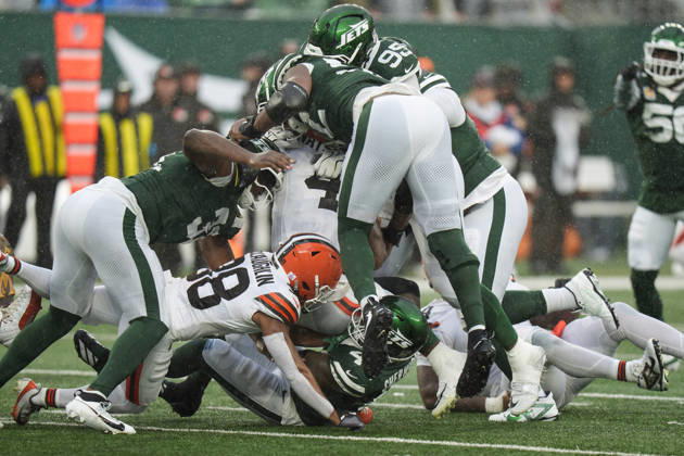 Oct 11, 2026; East Rutherford, NJ, USA; Cleveland Browns quarterback Deshaun Watson (4) gets sacked by the New York Jets defense during an NFL, American Football Herren, USA game at MetLife Stadium. Mandatory Credit: -Cal Media East Rutherford USA - ZUMAc04_ 20261011_zma_c04_089 Copyright: xChrisxSzagolax